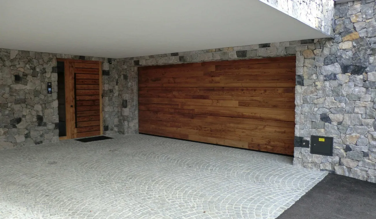 garagentorundeingangsbereichdoppelhaus.jpg
